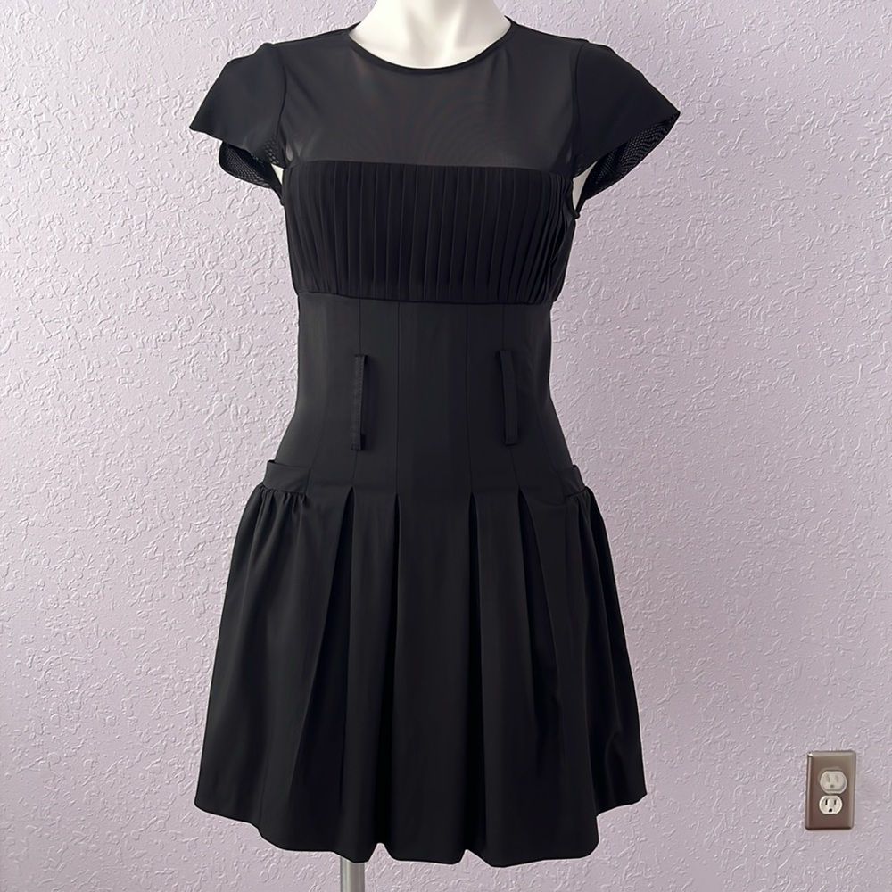 ALICE & OLIVIA ELEGANT BLACK MINI DRESS WITH FITTED SILHOUETTE AND PLEATS